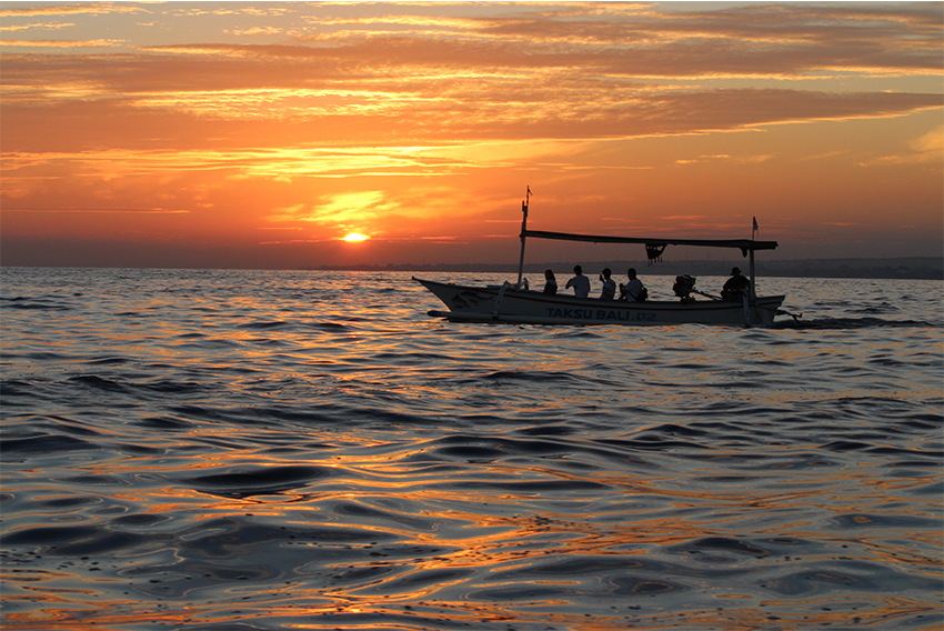 Photographie prise au levé de soleil sur un bateau à Bali
